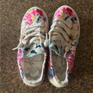 New without box. Box was damaged. Girls Roxy sneakers.